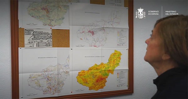 Mujer mirando mapas